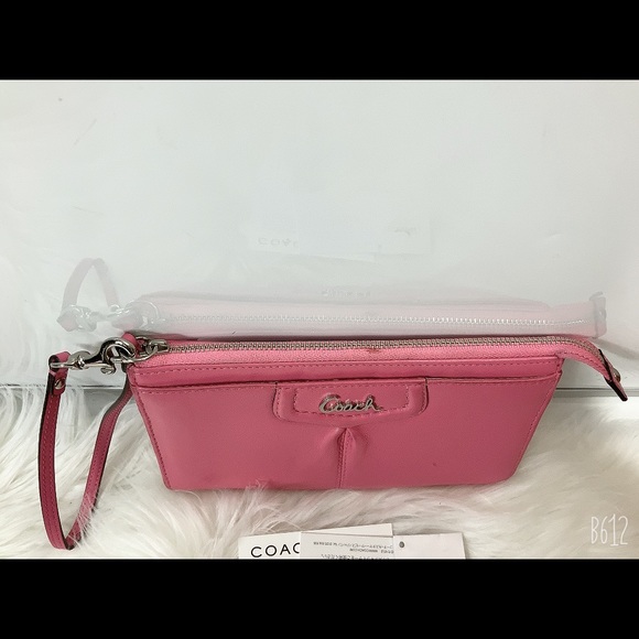 100% Authentic Coach  Zippy Wallet . - Picture 2 of 8